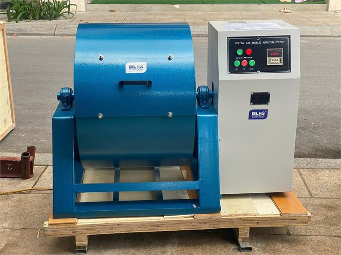 Đánh giá khả năng chịu mài mòn của mẫu đá trong thiết bị thử nghiệm chuyên dụng